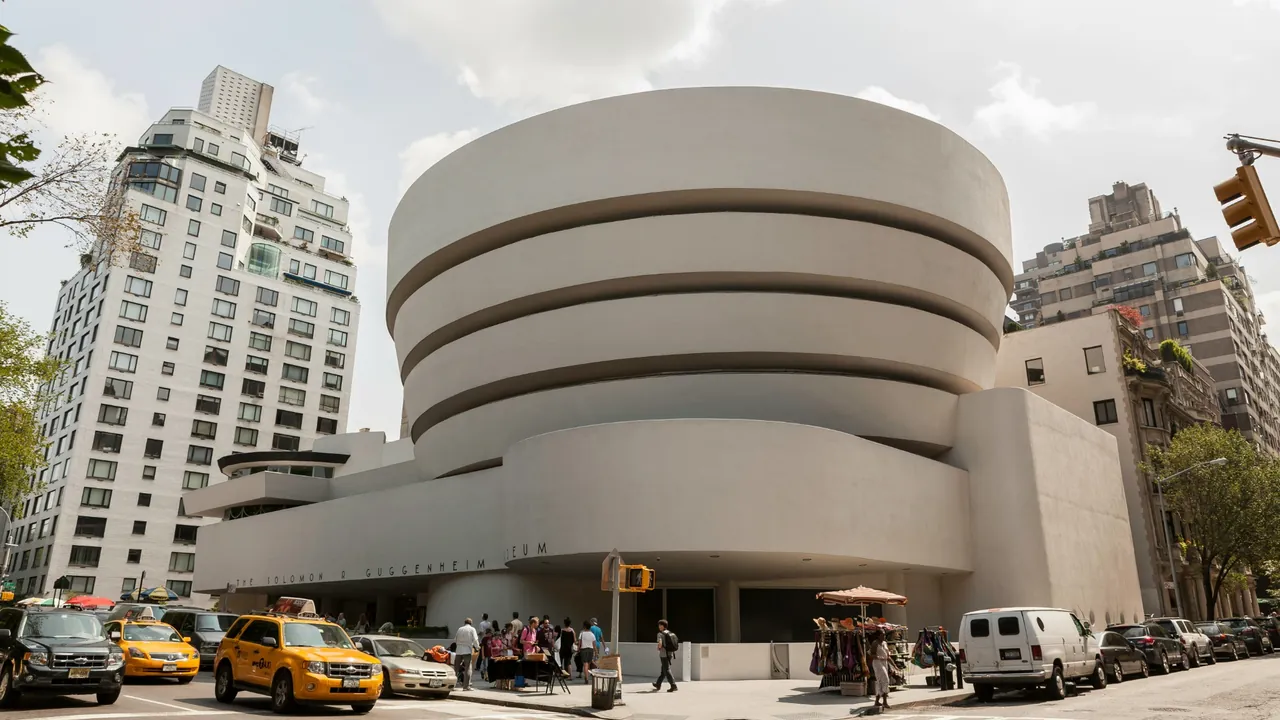 Vista esterna del Guggenheim a New York nella 5th Avenue