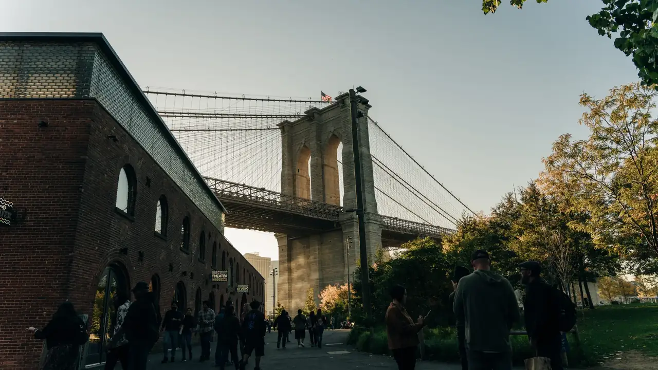 Il ponte di Brooklyn visto da Downtown Manhattan di giorno