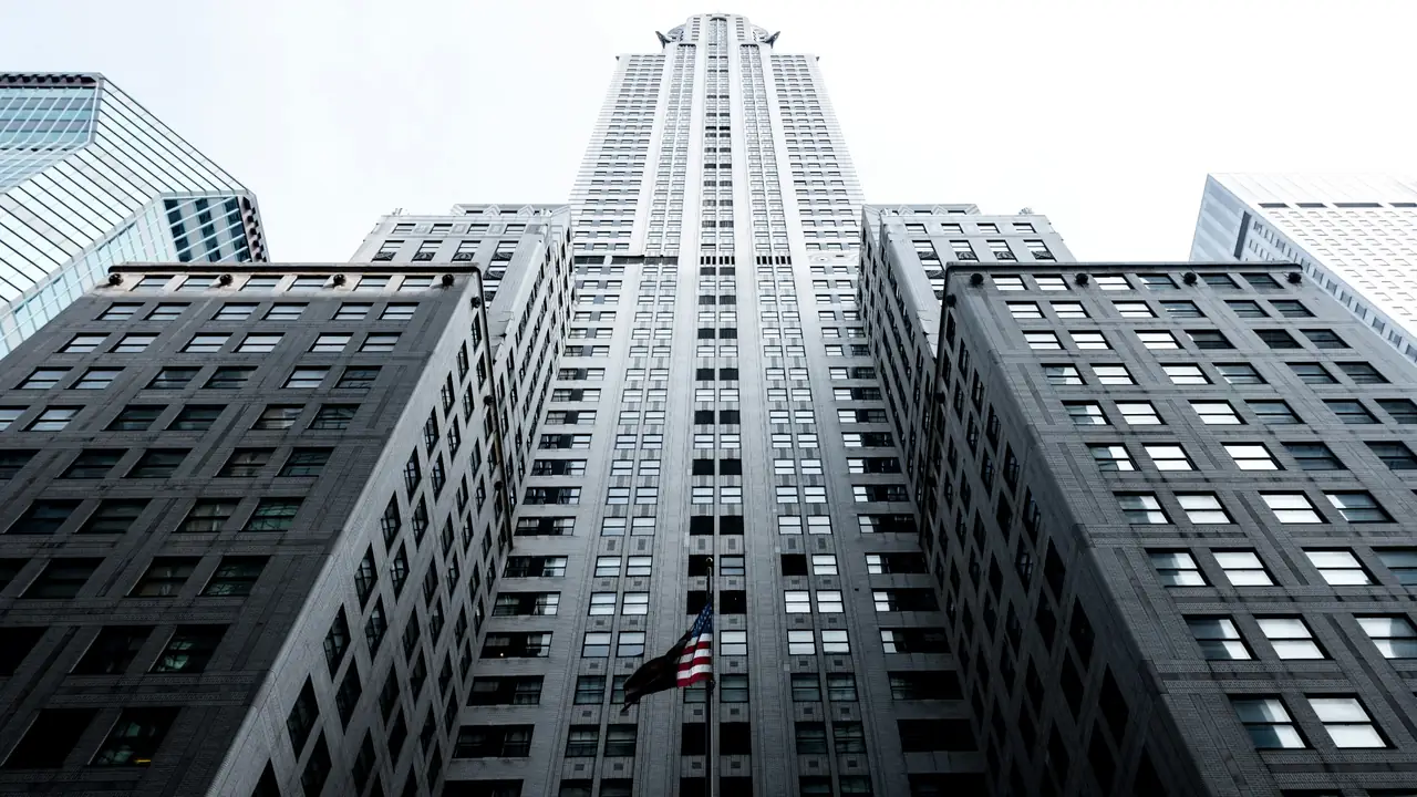 Vista dal basso del Chrysler Building a Manhattan