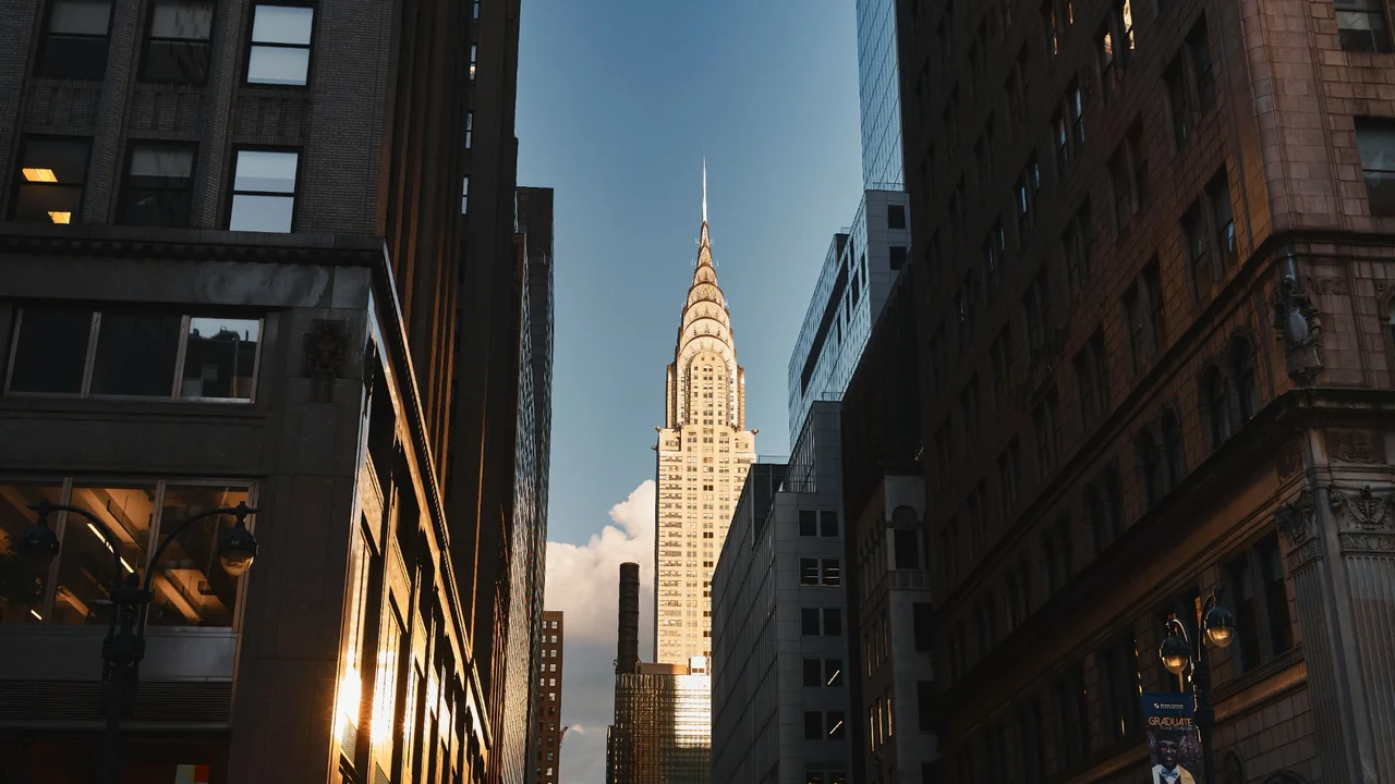 Vista panoramica del Chrysler Building illuminato dal sole