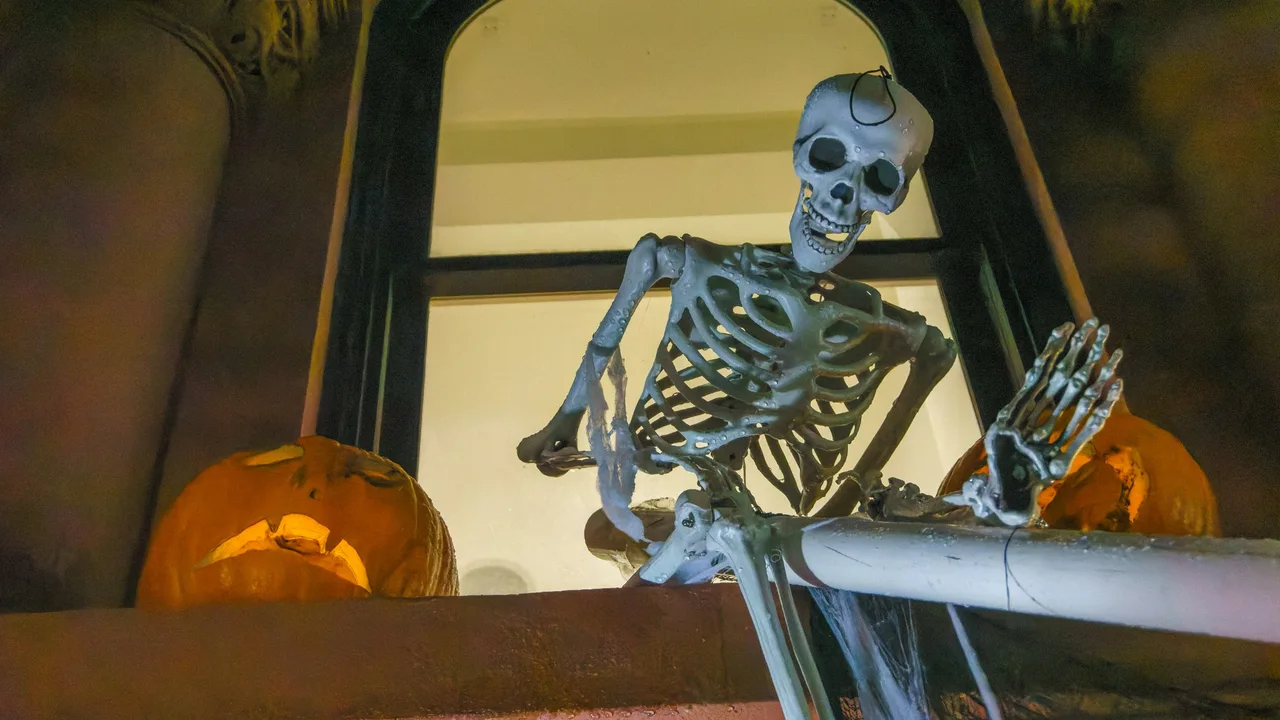 Zucche e teschi in una casa infestata ad Halloween a New York