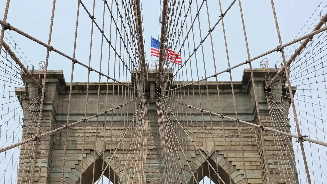 Dettaglio del Ponte di Brooklyn durante l'attraversamento