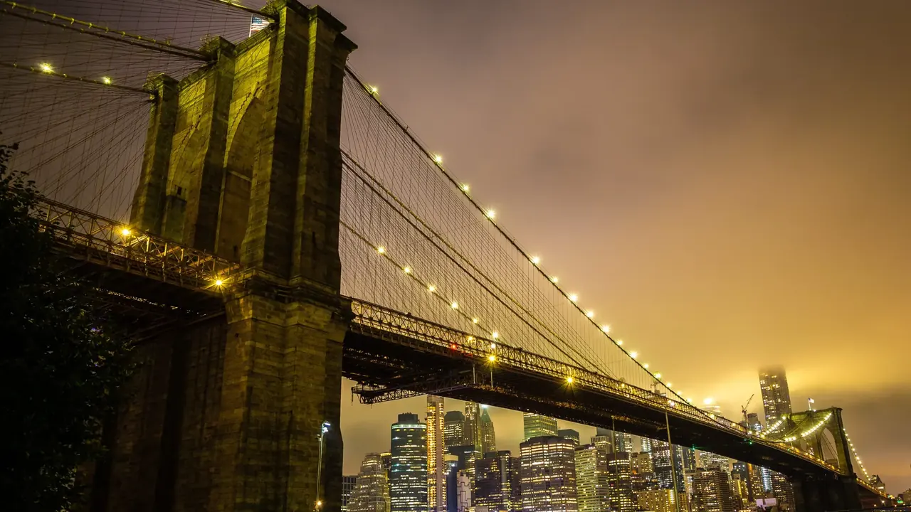 Il ponte di Brooklyn di notte