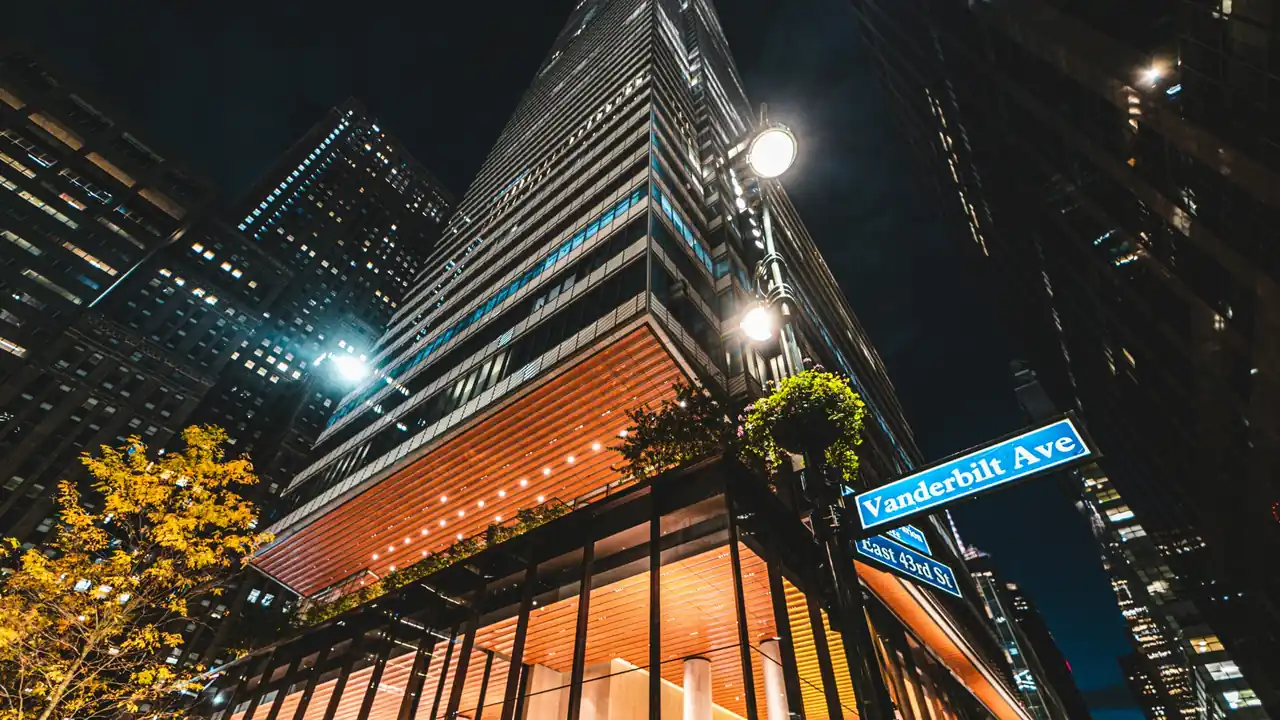 Vista dal basso del SUMMIT One Vanderbilt a New York