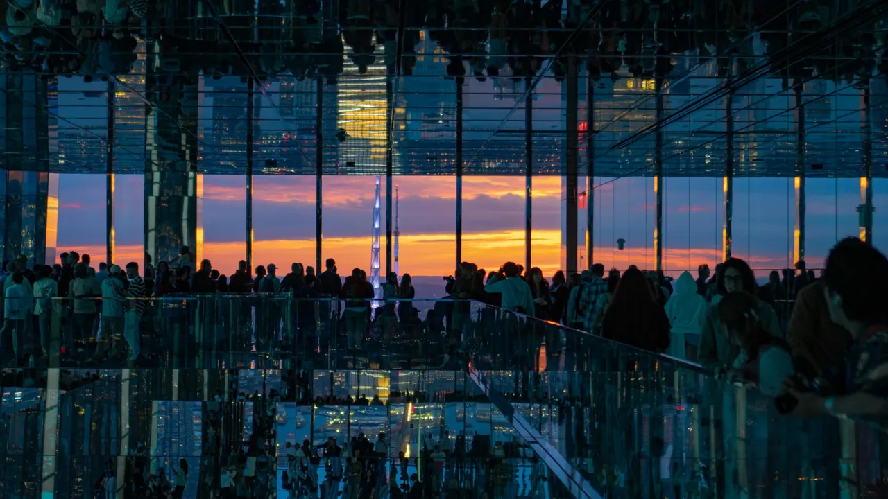 Vista interna al tramonto del SUMMIT One Vanderbilt di New York