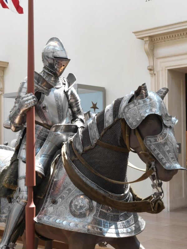 Cavaliere e cavallo in armatura nella galleria Arms and Armor del MET di New York