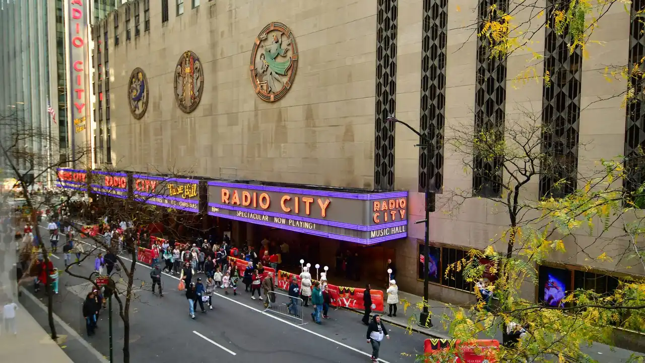 La facciata del Radio City Music Hall con la coda per il Christmas Spectacular e i bassorilievi Art Déco